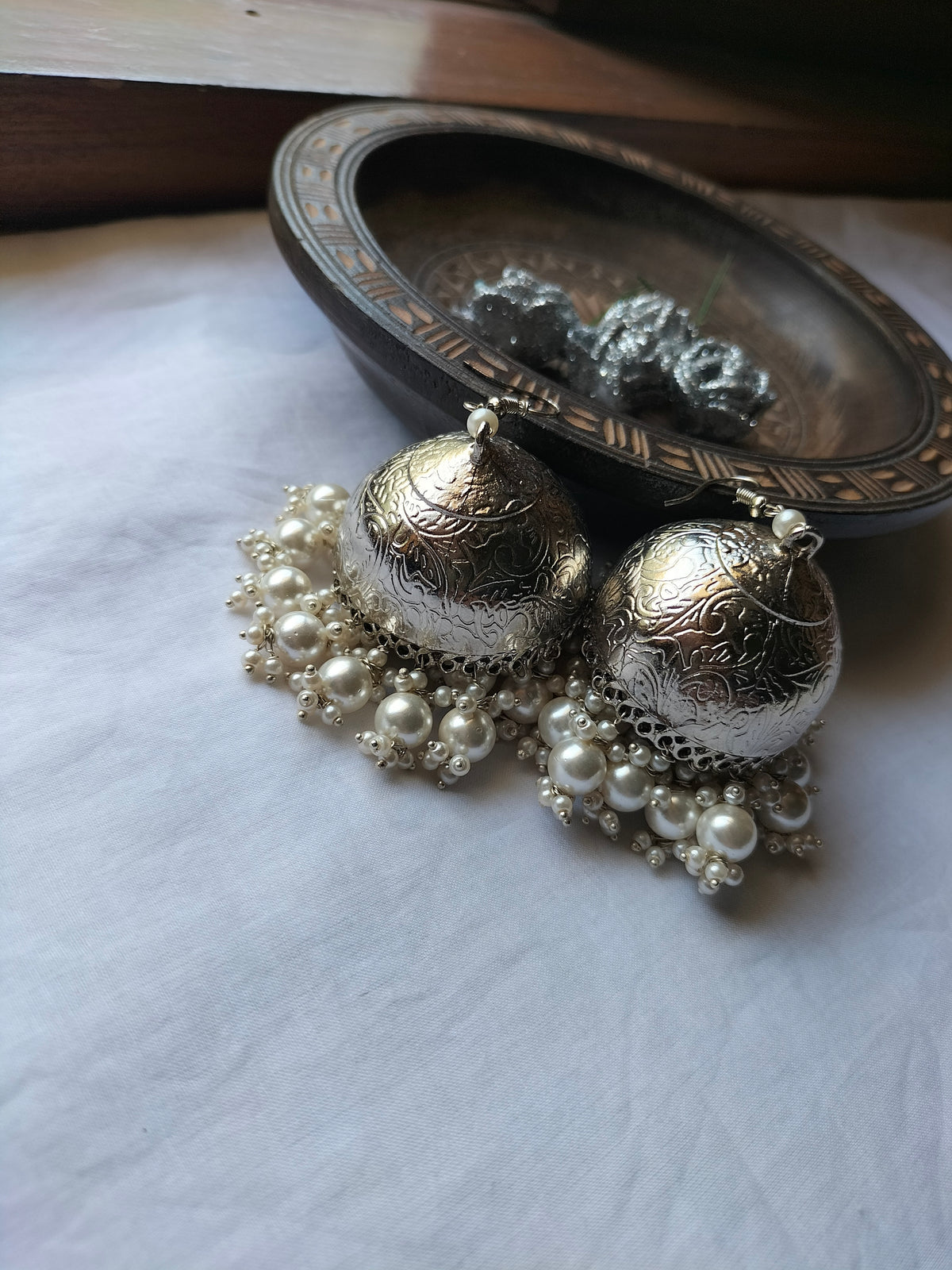 DURR E SHAHWAR JHUMKA [SILVER LACQUER POLISH WITH SHELL PEARLS]