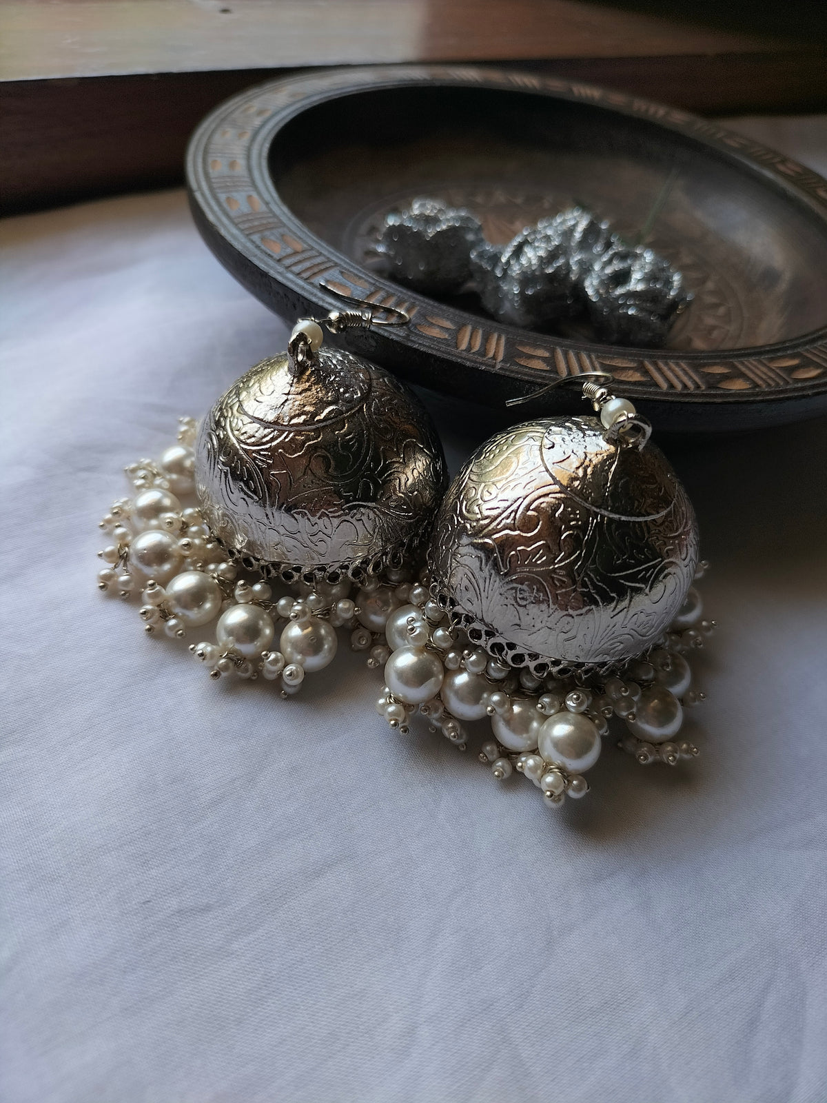 DURR E SHAHWAR JHUMKA [SILVER LACQUER POLISH WITH SHELL PEARLS]