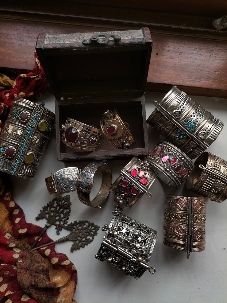 SHAMAA  VINTAGE HAND CUFF