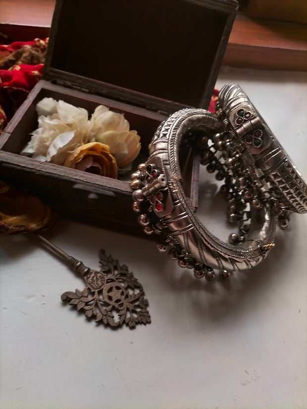 VINTAGE TRADITIONAL FOOTCUFF  ( ONE  CUFF)