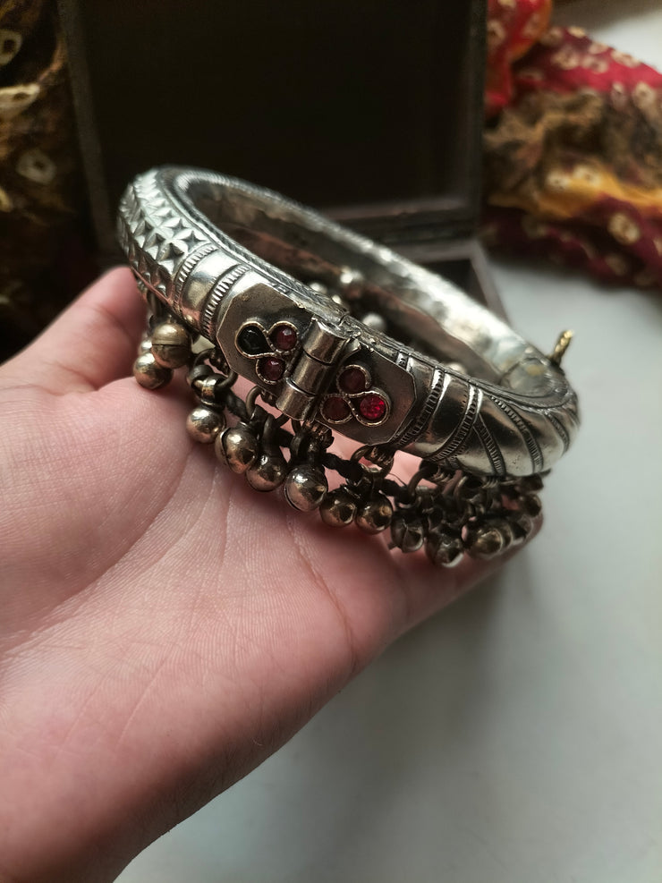 VINTAGE TRADITIONAL FOOTCUFF  ( ONE  CUFF)