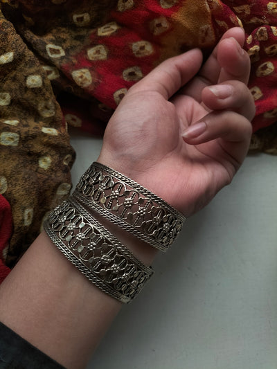 CARVED KASHMIRI HAND CUFF (ONE PIECE)