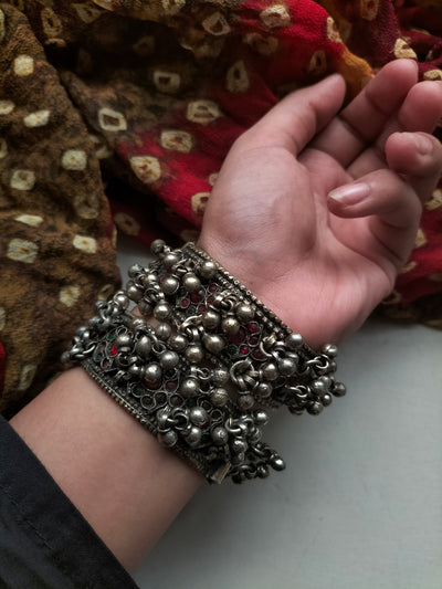 VINTAGE CHARM HAND CUFF (ONE PIECE)