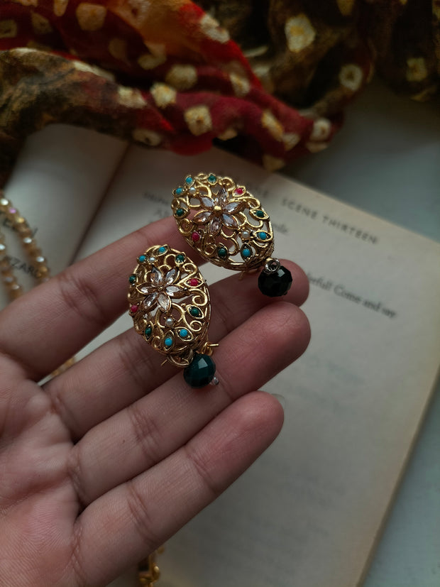 ELAARAA PENDANT SET (mala and earrings)