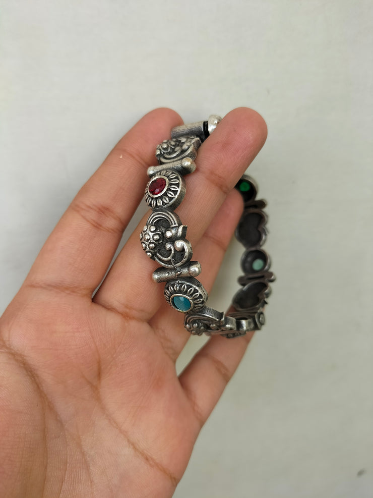 RAAZEENA HANDCUFF(onehandcuff multi stone)