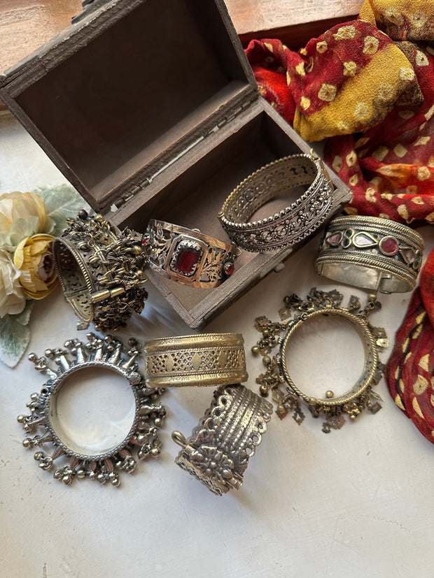 ZEHRAA  VINTAGE  HANDCUFF