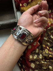 ZEHRAA VINTAGE HANDCUFF