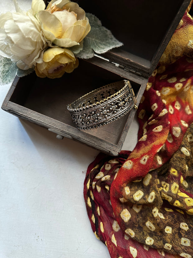 NAQSH E NAAZ VINTAGE HANDCUFF