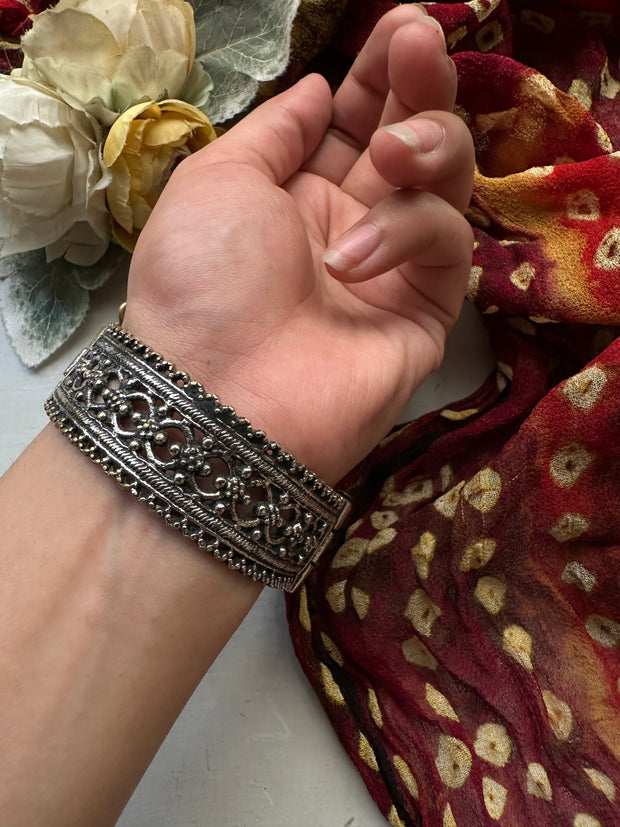 NAQSH E NAAZ VINTAGE HANDCUFF