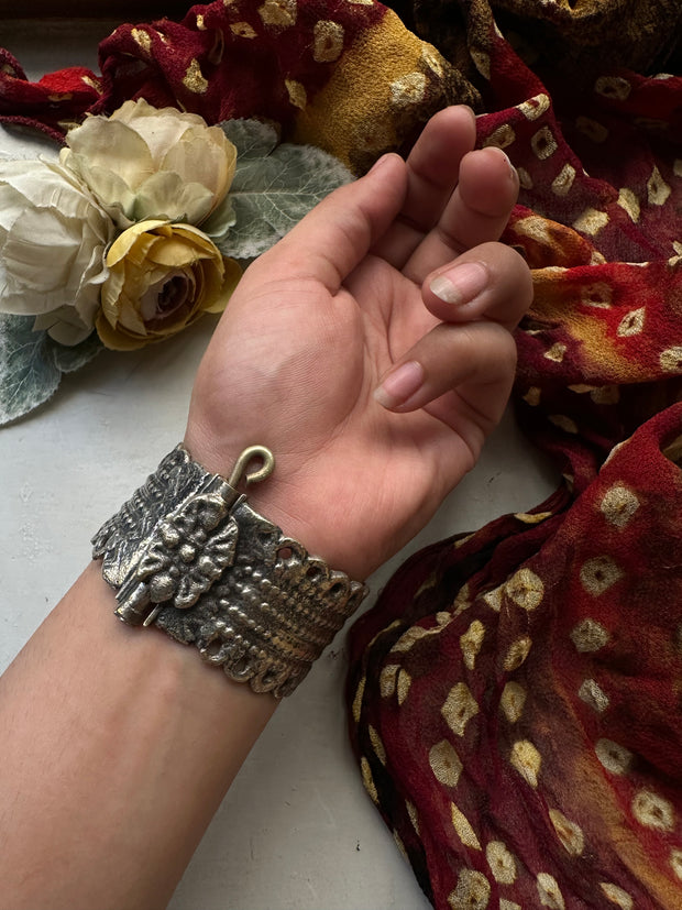 SAHIBAA VINTAGE HANDCUFF