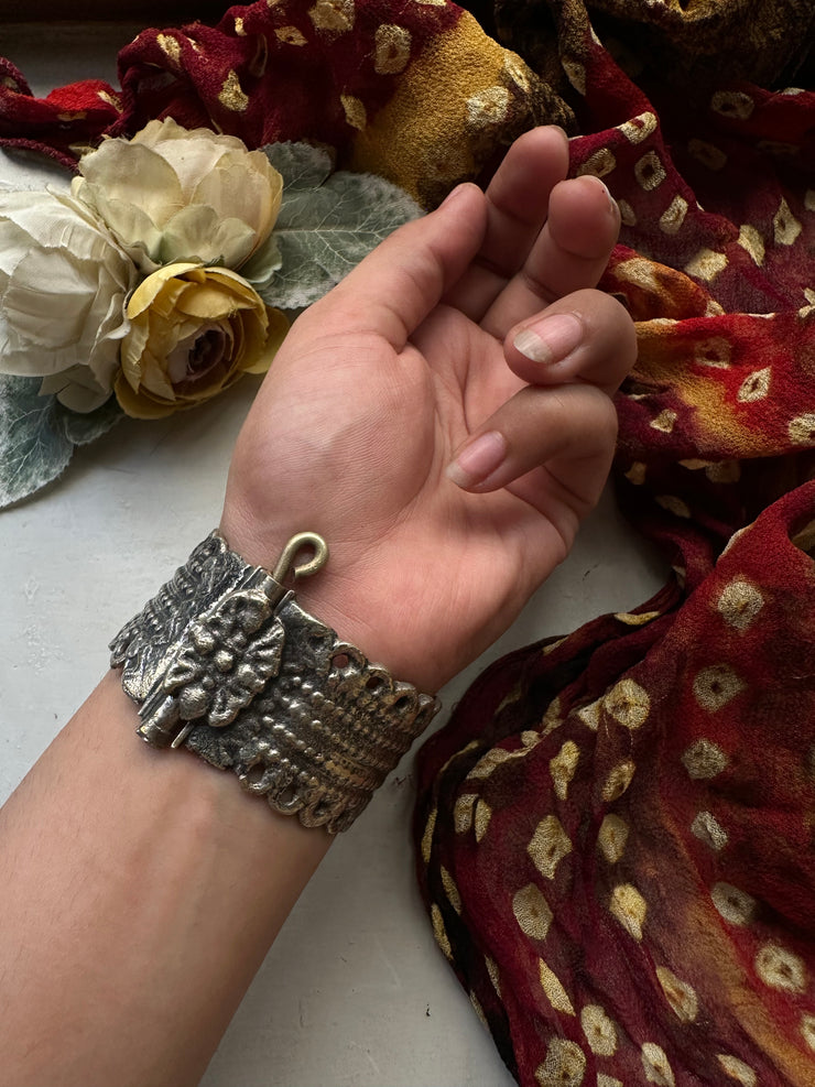 SAHIBAA VINTAGE HANDCUFF
