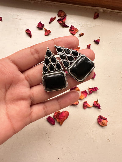 SHAZRAA EARSTUDS [BLACK]