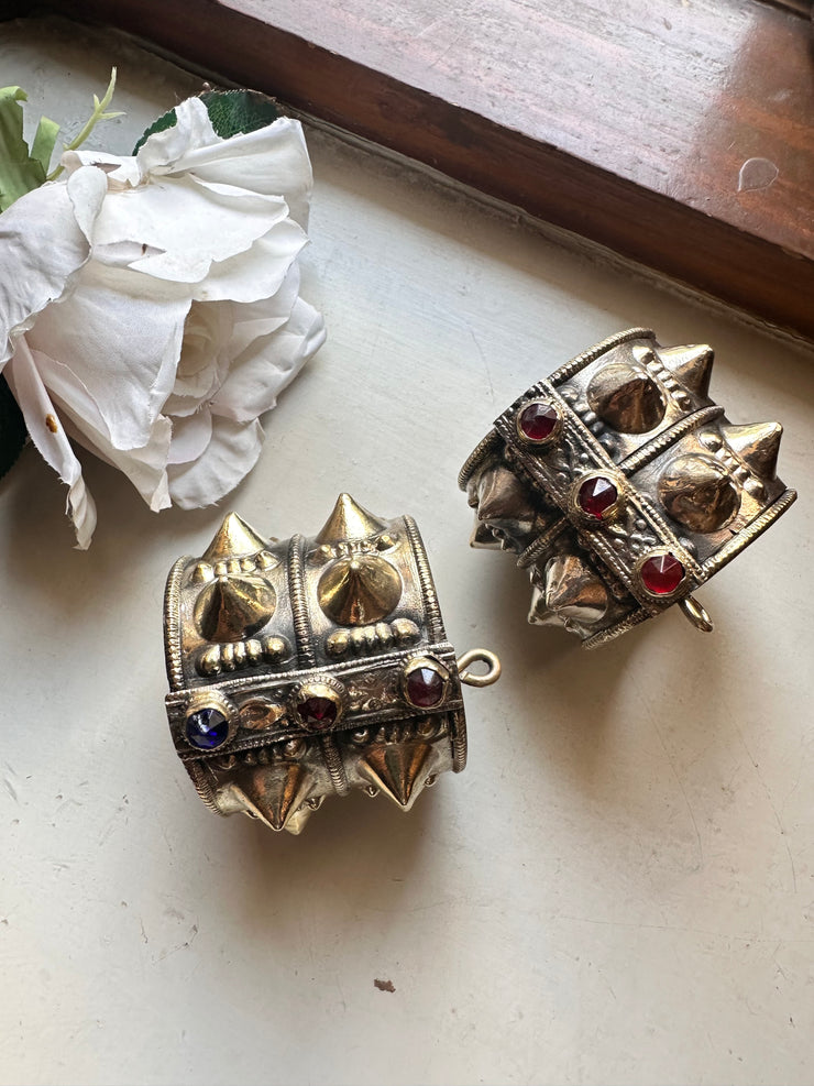 ZARQASH VINTAGE HANDCUFF [RED STONE] [ONE CUFF]