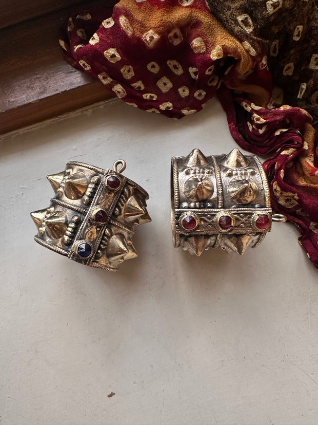 ZARQASH VINTAGE HANDCUFF [RED/BLUE STONE][ONE CUFF]