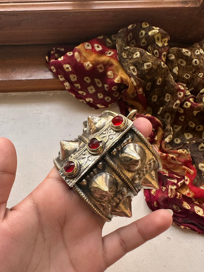 ZARQASH VINTAGE HANDCUFF [RED STONE] [ONE CUFF]