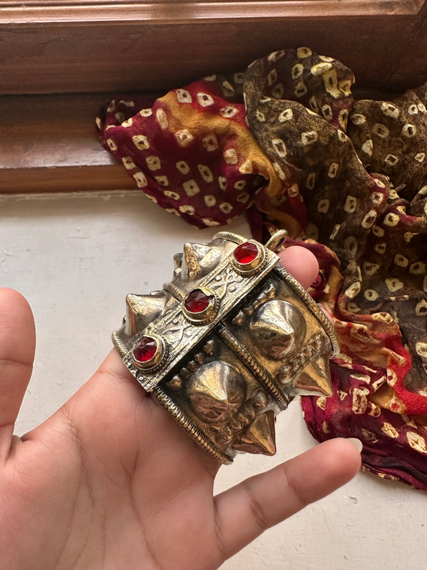 ZARQASH VINTAGE HANDCUFF [RED STONE] [ONE CUFF]