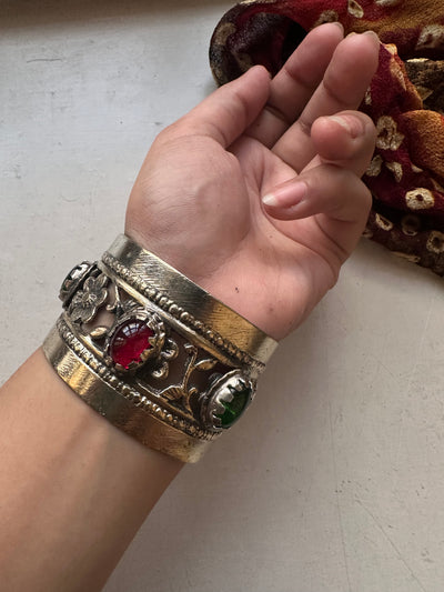 ZARMINAY VINTAGE HANDCUFF [RED/GREEN STONE]