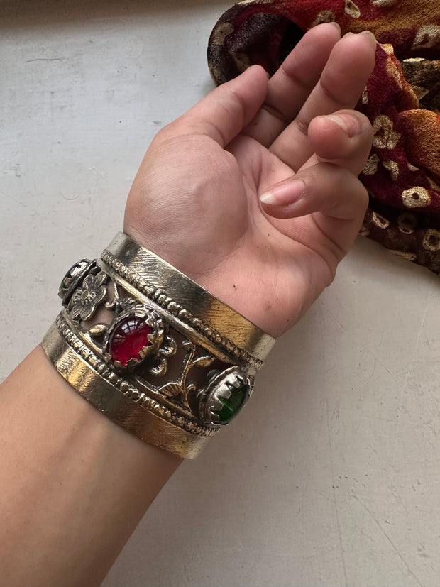ZARMINAY VINTAGE HANDCUFF [RED/GREEN STONE]