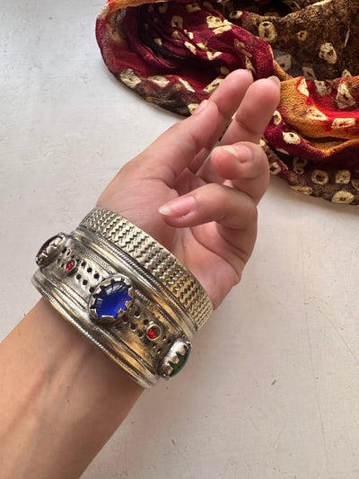 ZARMINAY VINTAGE HANDCUFF