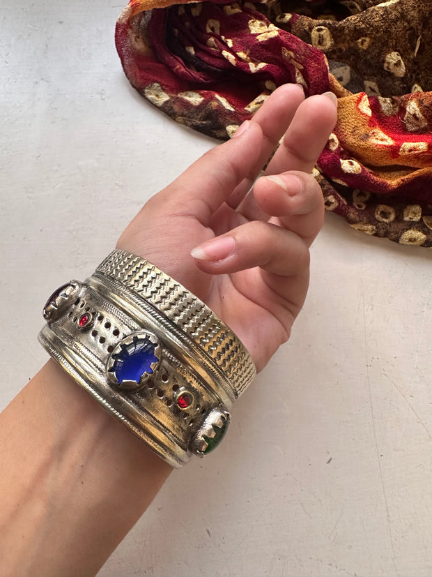 ZARMINAY VINTAGE HANDCUFF