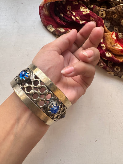 ZARMINAY VINTAGE HANDCUFF [BLUE STONE]