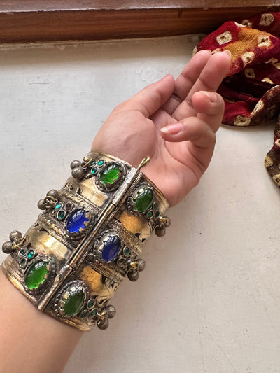 ZARIASHT VINTAGE HANDCUFF [blue/green stones]