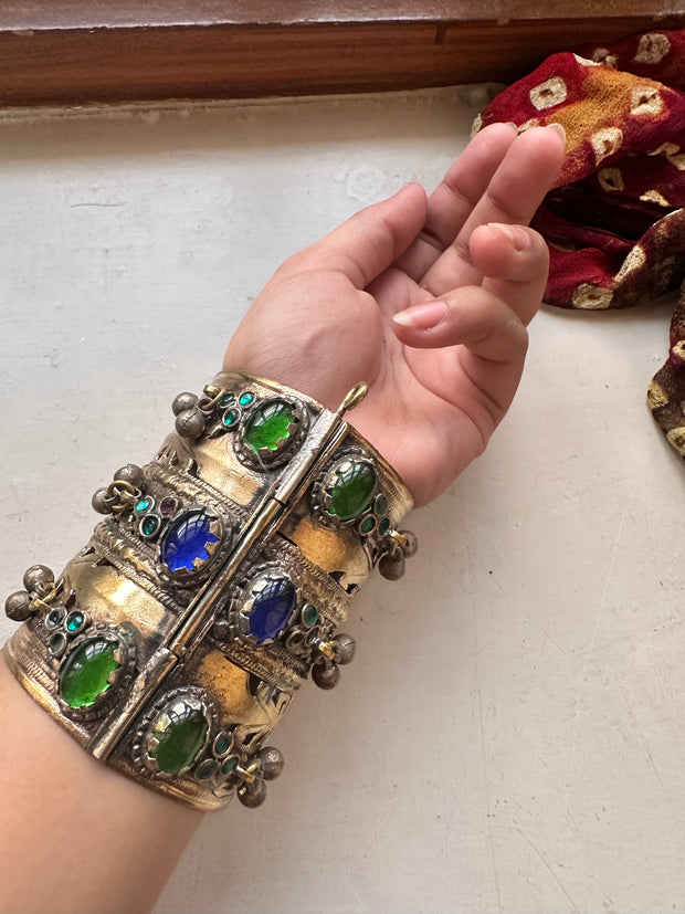 ZARIASHT VINTAGE HANDCUFF [blue/green stones]