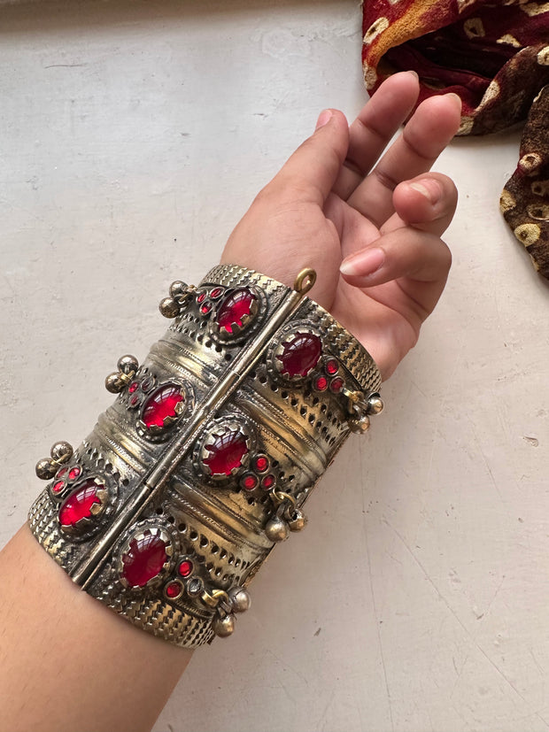 ZARIASHT VINTAGE HANDCUFF [RED STONES]