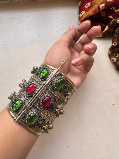 ZARIASHT VINTAGE HANDCUFF [RED/GREEN STONES]