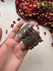 ROSHANA VINTAGE HANDCUFF