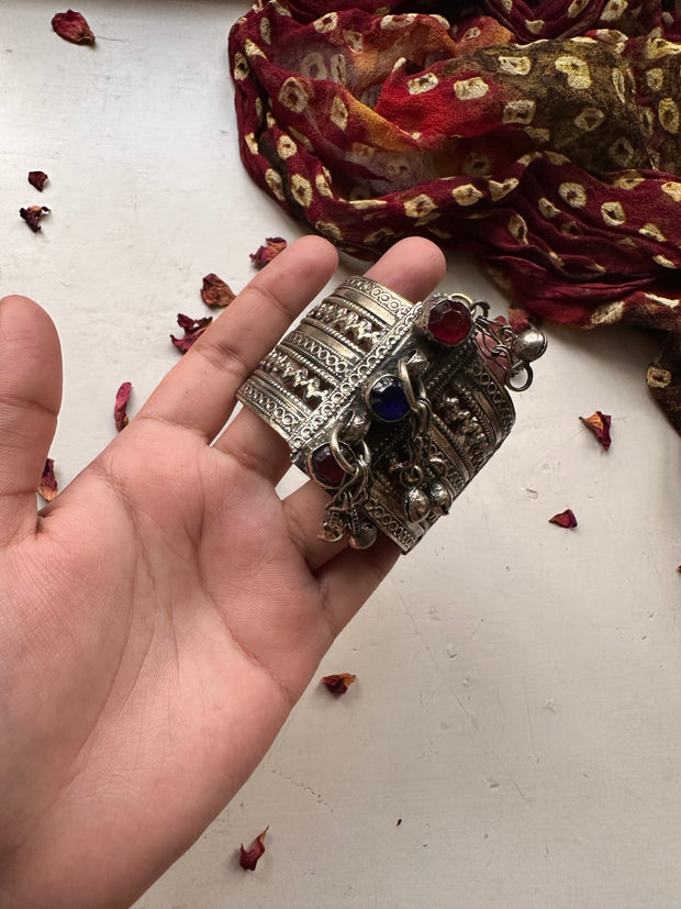 ROSHANA VINTAGE HANDCUFF