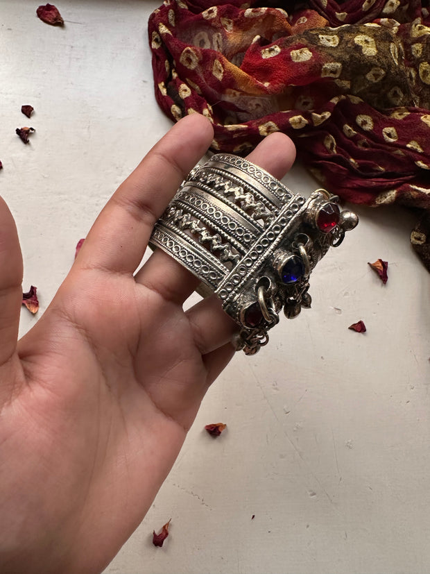 ROSHANA VINTAGE HANDCUFF