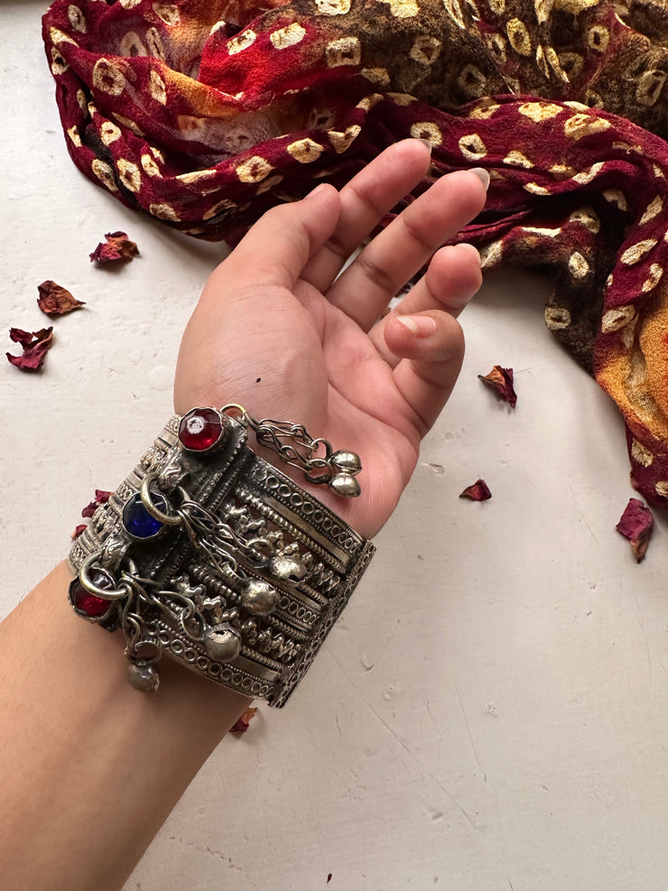 ROSHANA VINTAGE HANDCUFF