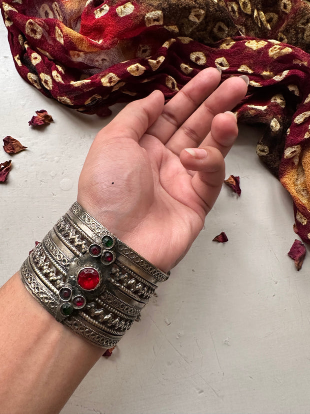 ROSHANA VINTAGE HANDCUFF