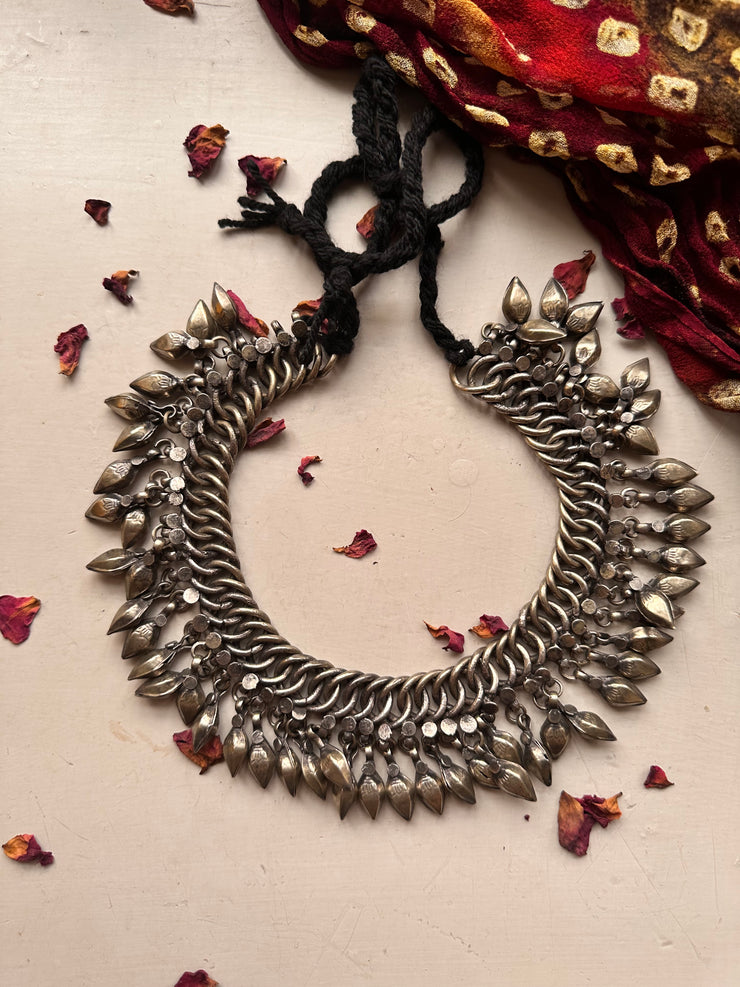 MEHEROONAA VINTAGE CHOKER
