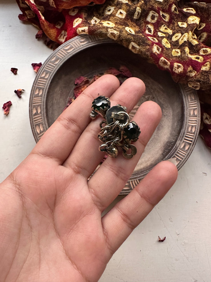 NAFEESA VINTAGE RING GREEN STONES]