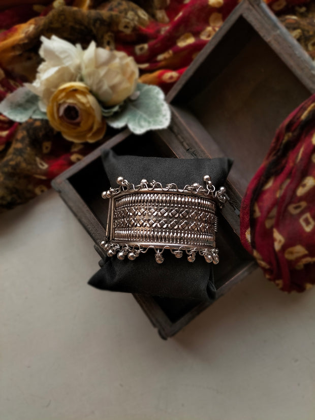 SAMEERA CARVED HANDCUFF