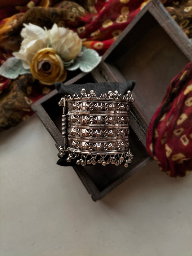 SAMEERA CARVED HANDCUFF