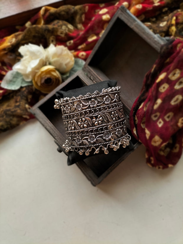 SAMEERA CARVED HANDCUFF