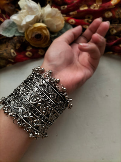 SAMEERA CARVED HANDCUFF