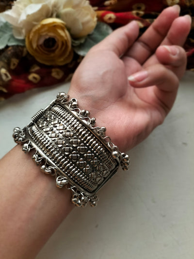 SAMEERA CARVED HANDCUFF