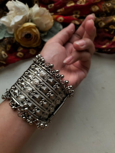 SAMEERA CARVED HANDCUFF