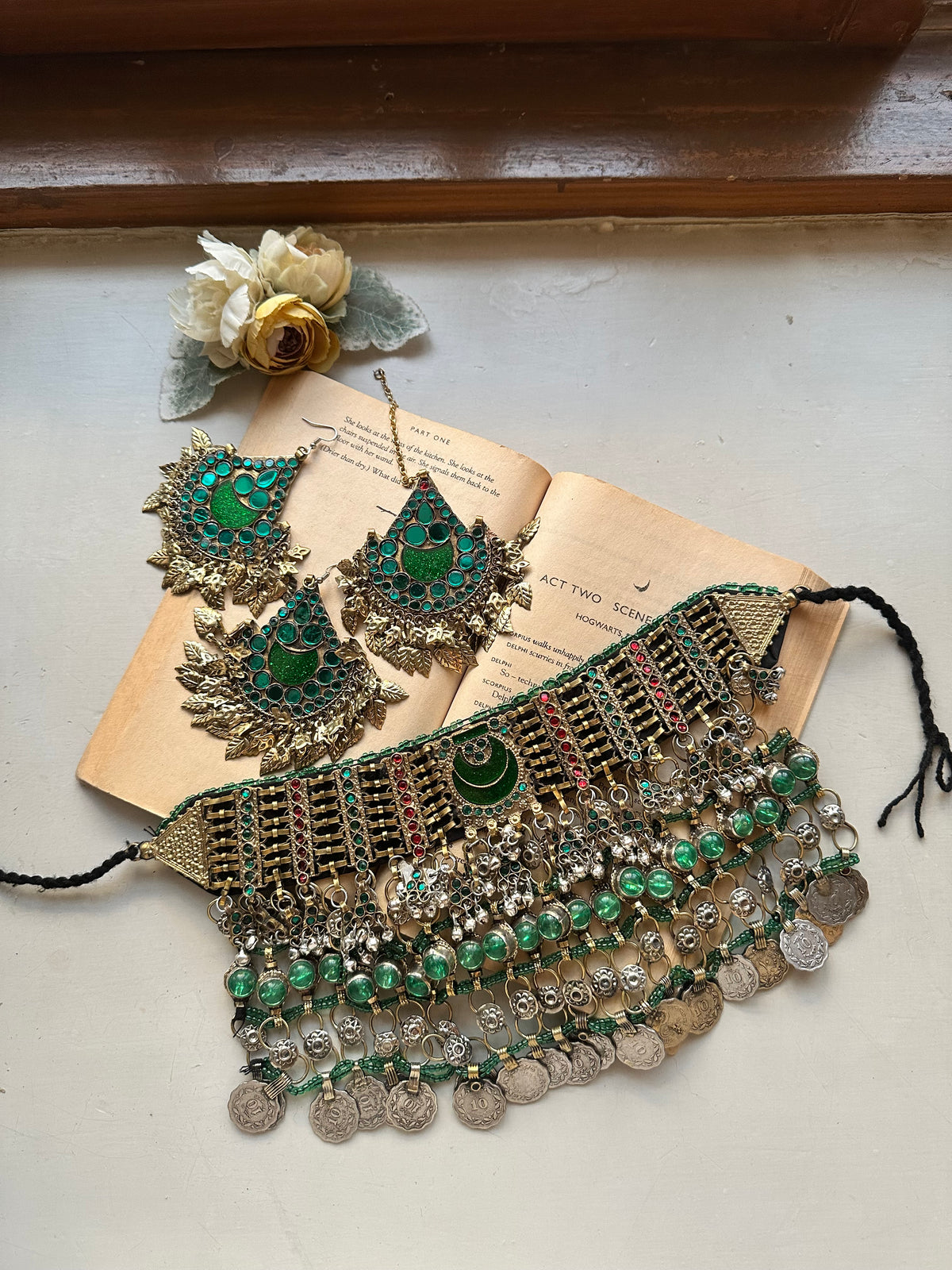 SHAHBANO SET[GREEN STONES] [INCLUDES CHOKER,ESRRINGS AND TEEKA]