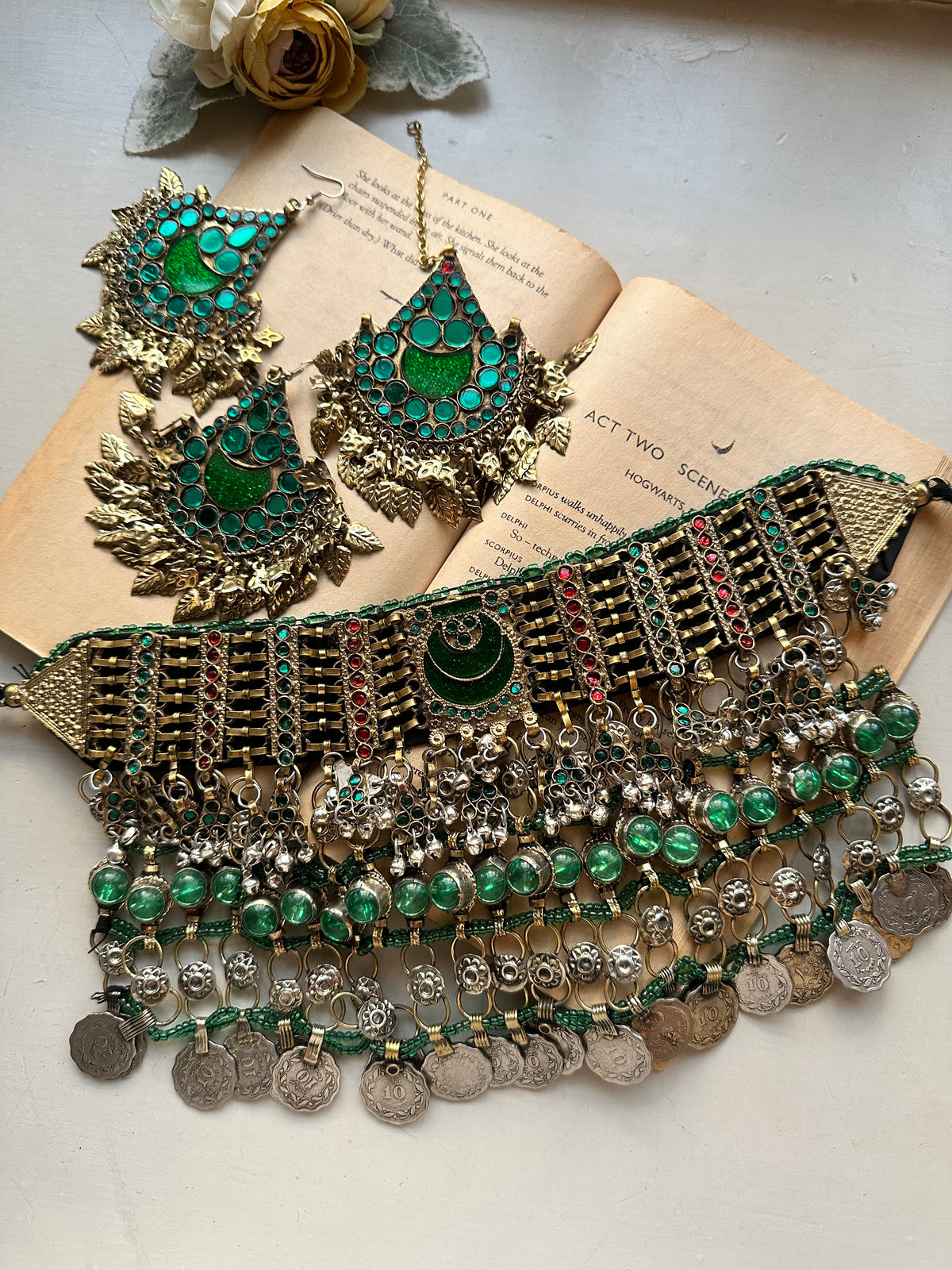 SHAHBANO SET[GREEN STONES] [INCLUDES CHOKER,ESRRINGS AND TEEKA]
