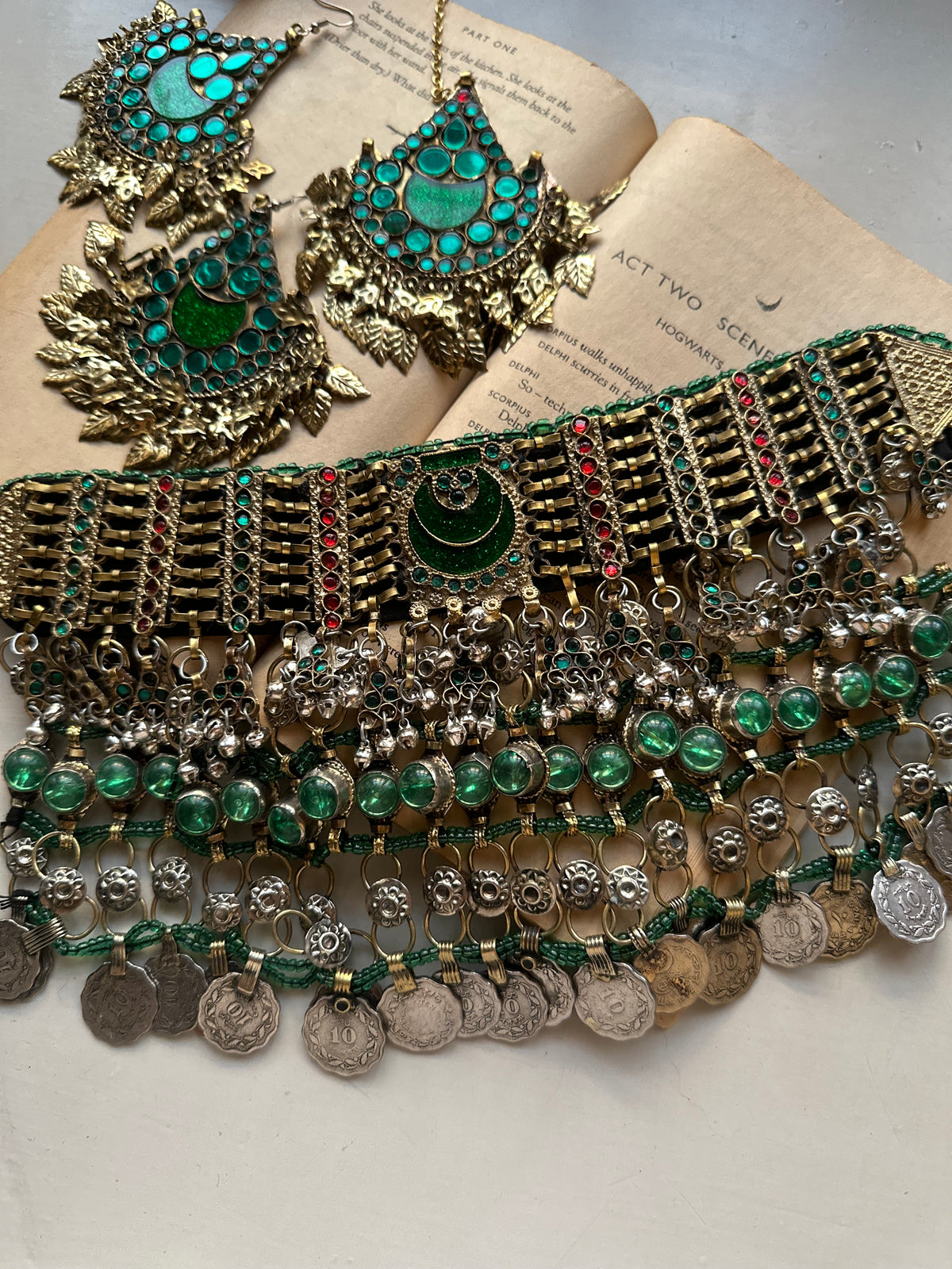 SHAHBANO SET[GREEN STONES] [INCLUDES CHOKER,ESRRINGS AND TEEKA]
