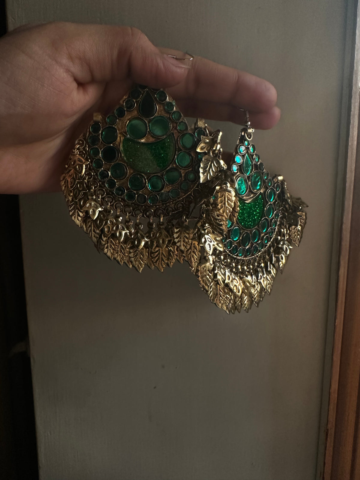 SHAHBANO SET[GREEN STONES] [INCLUDES CHOKER,ESRRINGS AND TEEKA]