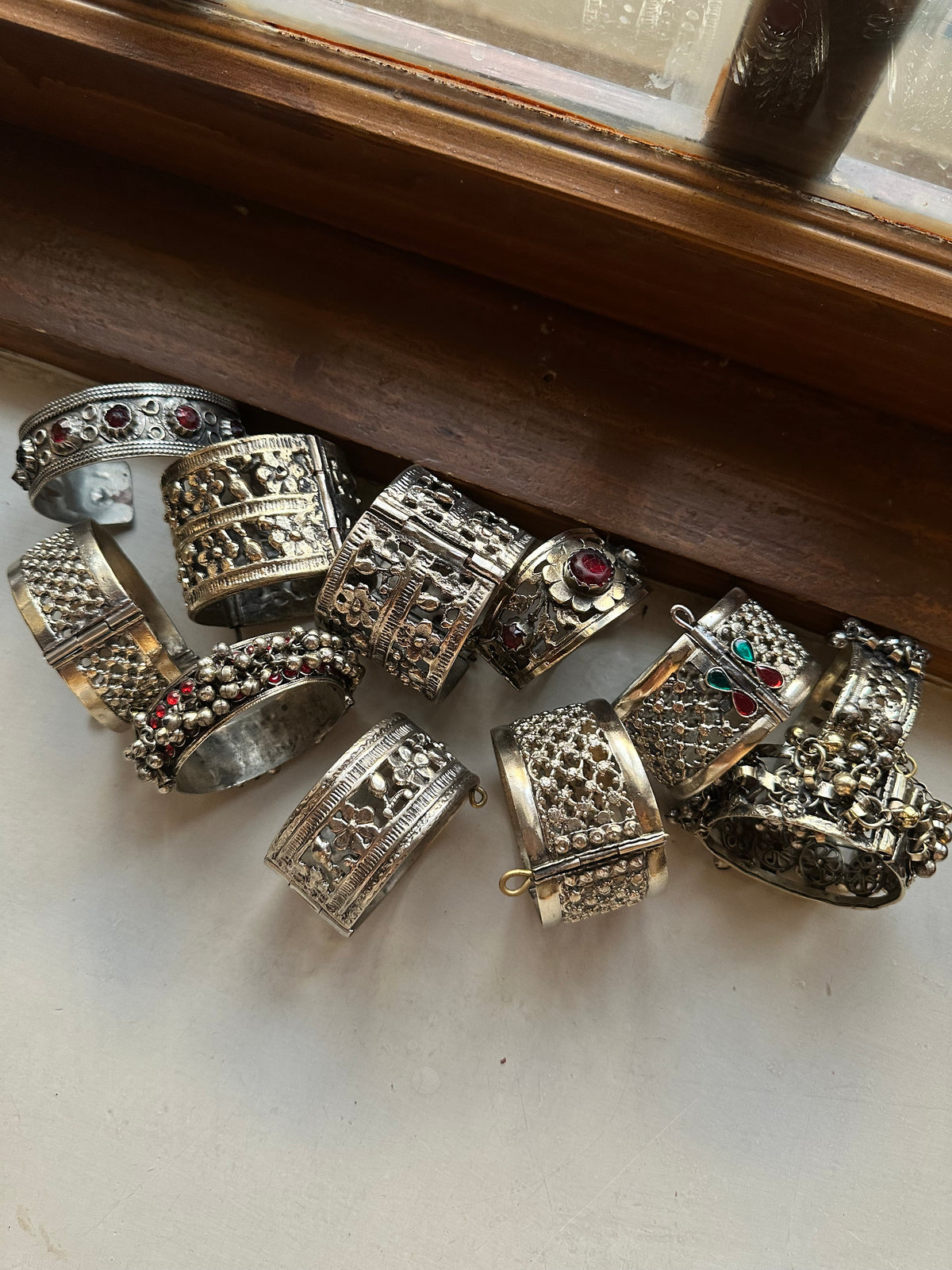 SABEENA VINTAGE HANDCUFF