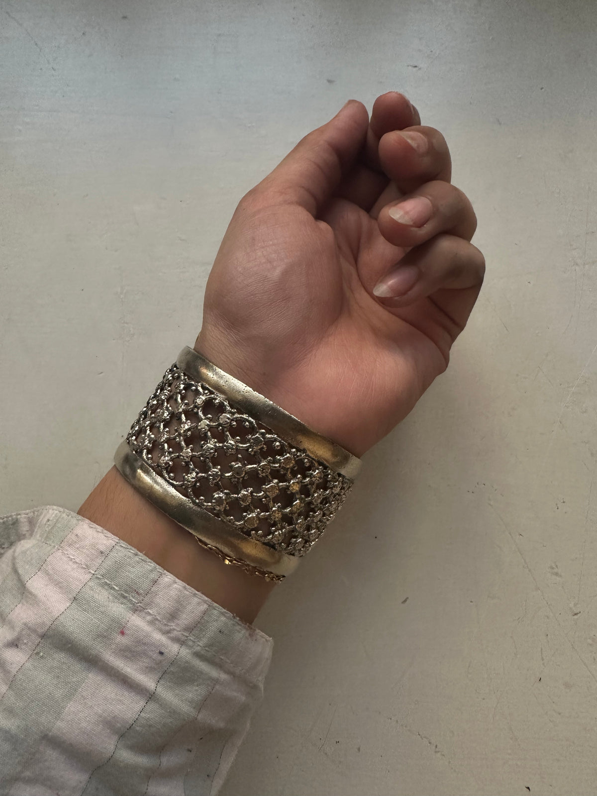 AREEZAH VINTAGE HANDCUFF