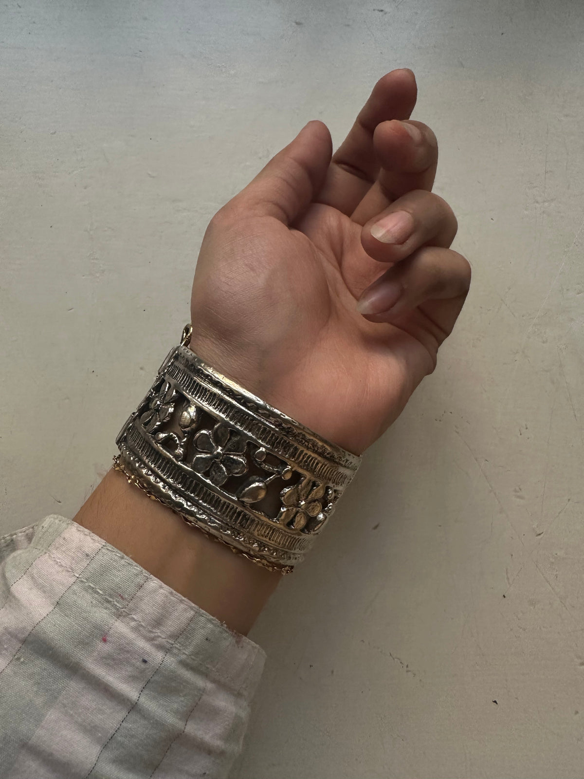 SAMAIRAA VINTAGE HANDCUFF