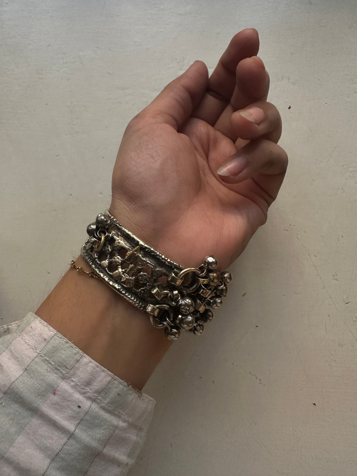 SABEENA VINTAGE HANDCUFF